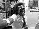 Combien pour le jean pattes d’eph’ et le canapé vert de James Brown ?