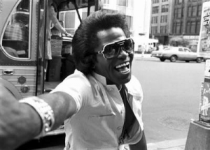 Combien pour le jean pattes d’eph’ et le canapé vert de James Brown ?