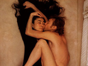 Quand Yoko protège John…