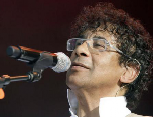 Voulzy se réinvente en ménestrel électro-médiéval dans Lys & Love