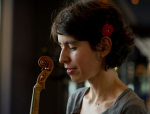 Amandine Beyer, seule avec Bach