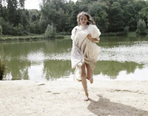 Emily Loizeau entre au Louvre
