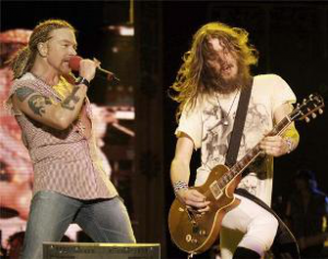 Axl Rose attaque son manager