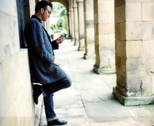Richard Hawley sort ses guitares