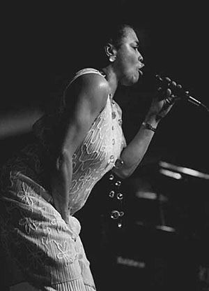 La chanteuse de jazz Dee Dee Bridgewater commandeur des Arts et des Lettres 