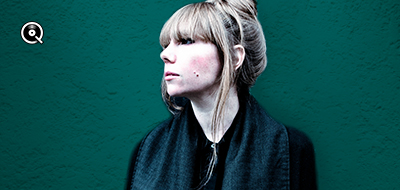 Poppy Ackroyd escucha... Poppy Ackroyd escucha...